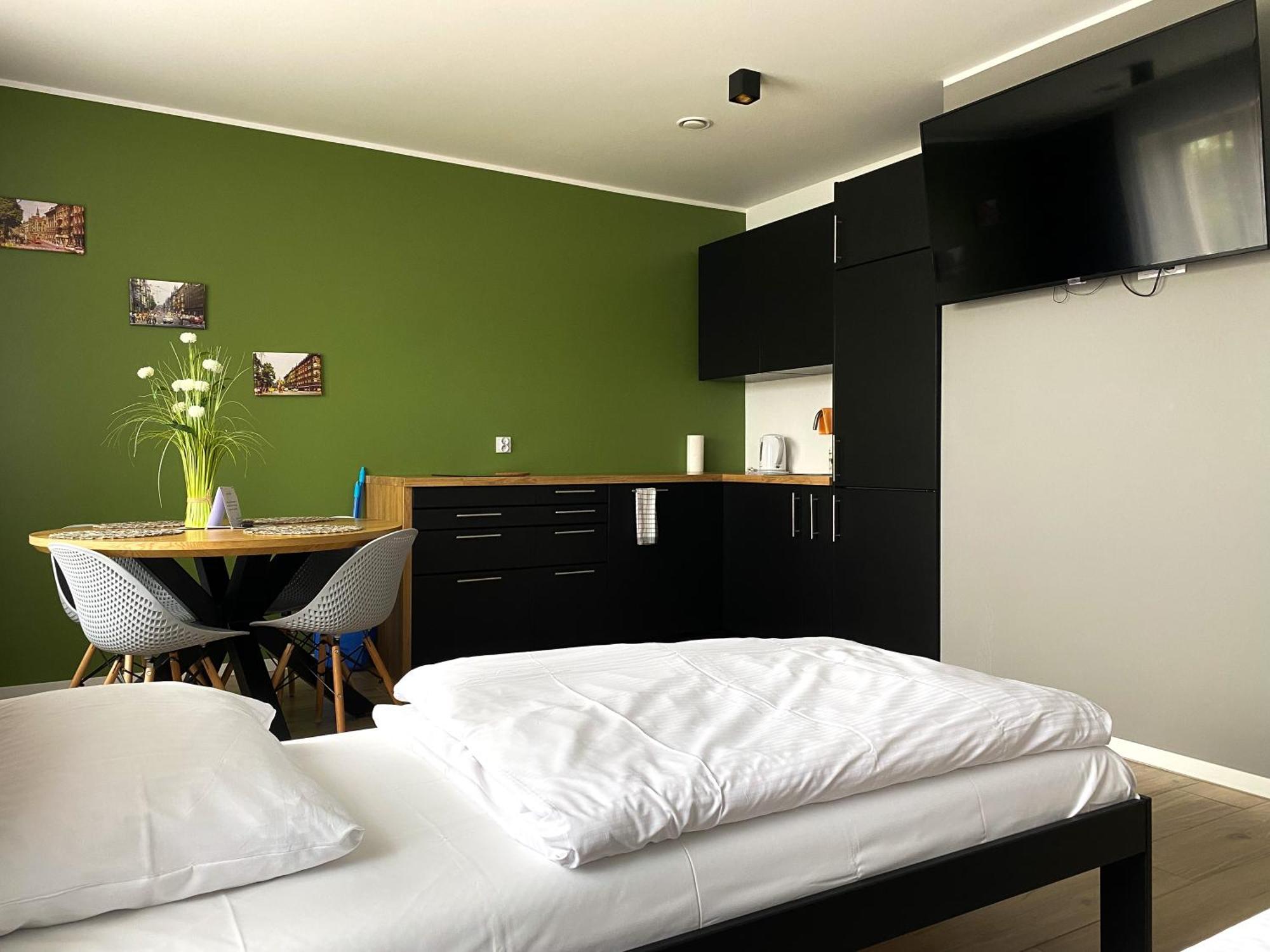 Tanie Noclegi Gliwice - Apartamenty Lowicka 28 エクステリア 写真