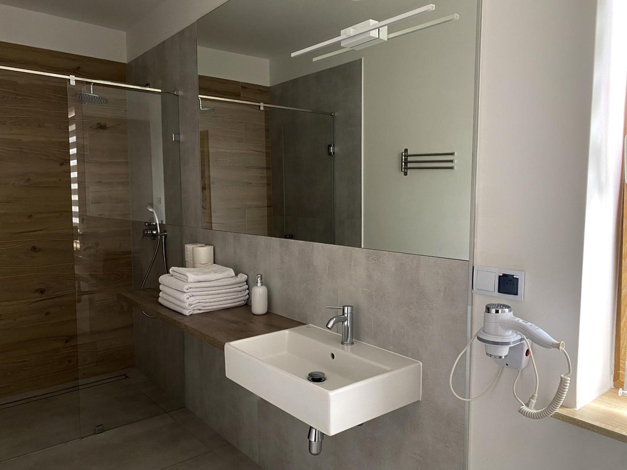 Tanie Noclegi Gliwice - Apartamenty Lowicka 28 エクステリア 写真